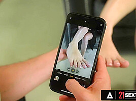 21 SEXTURY - Hottie Didi Zerati Makes A Foot Worshiper Cum With Her Tight Asshole
