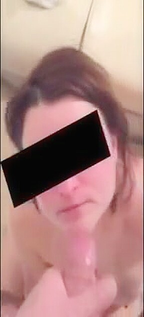 Aline sodomie le jean sur les genoux
