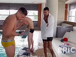 Arregacando O Cu Com Uma Dp / Stretching His Ass With Dp