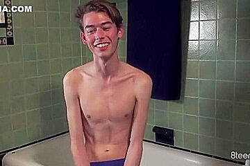 Austin Lovett - Jerking In Tub
