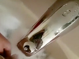 Bathtub adventures : Cute small dick teasing in the bathtub (1/3)
