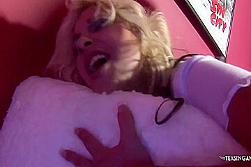 Bigger Cock In The Blonde Stripper Wants To Suck A Big Cock At The End Of Her Performance