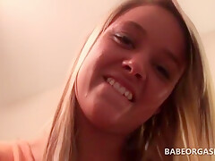 Blonde Hottie Finger Fucking Her Smashing Twat In Close