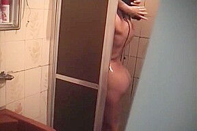 Bresilienne super sexy se touche sous la douche