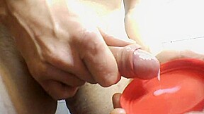 Chiodo infilato nel pene e sborrata