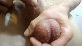 Chiodo infilato nel pene e sborrata