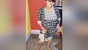 Desi Sexy Bhabhi Shows Her Assets