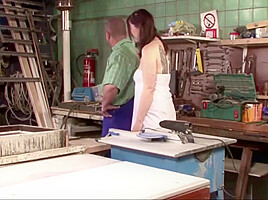 Genervter Handwerker fickt Jungfrau Tochter des Chefs