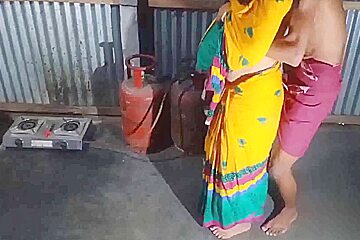 Ghr Main Kamali Ko Akela Dekh Kar Chhoda