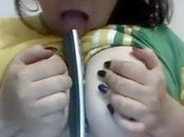 Gordinha mostrando os peitos na cam