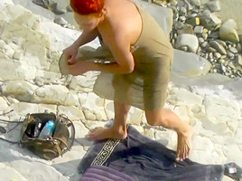 Guy wanking and fuck redhead girl on a public beach