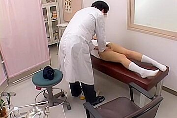 Gynecologist shows his fingering skills in movie