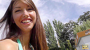 HUNT4K  Cash rend jolie fille prete pour fellation et anal dans un parc