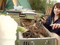 Hasegawa Rui delivers a steamy blowjob outdoors