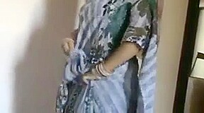 Hot Desi Bhabhi Wearing Saree