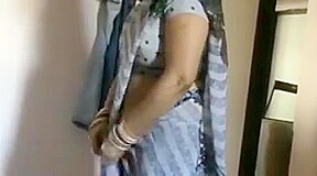 Hot Desi Bhabhi Wearing Saree