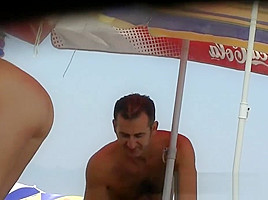 Hot Nude Girl Was Easily Spied By The Beach Hunter
