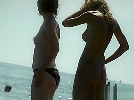 Hot Nude Girl Was Easily Spied By The Beach Hunter