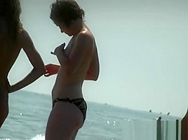 Hot Nude Girl Was Easily Spied By The Beach Hunter