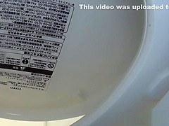 Japanese hottie peeing