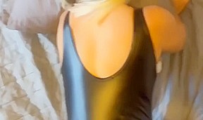 Jenny blonde bandante en body vinyl
