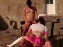 Jolie etudiante rouquine sodomisee et facialisee en trio