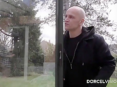 La Julie se fait deboiter par tous les trous dans le jardin
