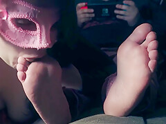 Lamiendole Los Pies Mientras Juega