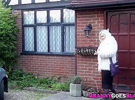 Mature whore gets plowed and sucks