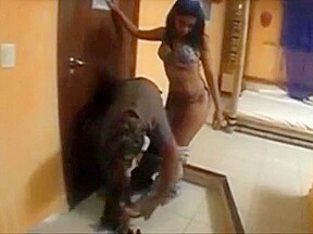 Metendo no cuzinho e na buceta da brasileira safada