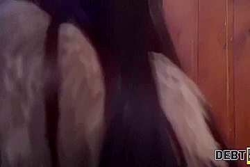 Monica Wet In Directrice Du Club De Nuit Vend Sur La Chatte