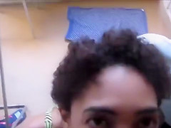 Mtisse maigrelette s'exhibe timidement sur Step son balcon