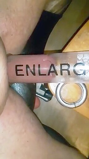 NICE FAT COCKRING AND VACUUMPUMP SEXTOY DIRTY GARDENBOY