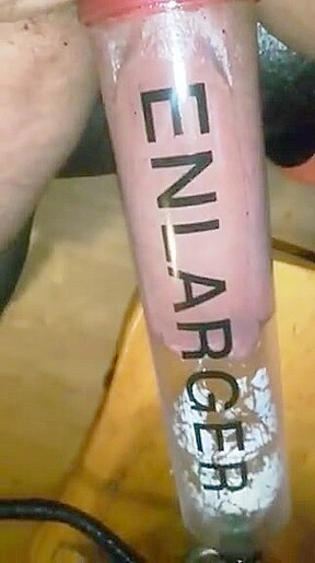 NICE FAT COCKRING AND VACUUMPUMP SEXTOY DIRTY GARDENBOY