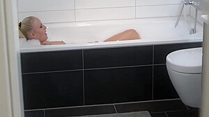 Quickie Fuck In The Bathtub 5 Min - Lara Cumkitten