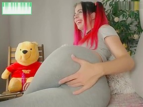 Red teen 18+ masturbate in yoga pants