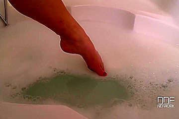 Samanta Arousing Bathtub Solo Foot Fetish