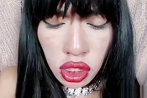 Solo trans amateur filmed while wanking