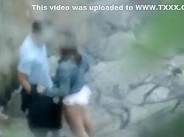 Une nana timide baise finalement sur un rocher de plage