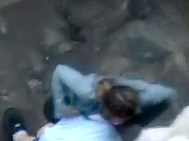 Une nana timide baise finalement sur un rocher de plage