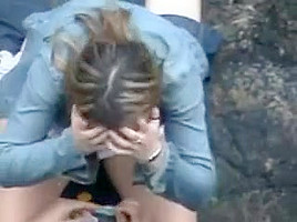 Une nana timide baise finalement sur un rocher de plage