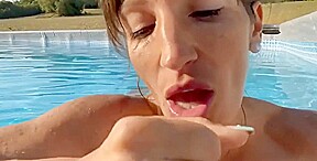 bellatina tire une belle pipe dans la piscine