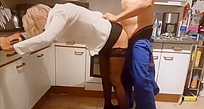belle toulousaine se tape le plombier venu la dépanner