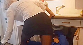 belle toulousaine se tape le plombier venu la dépanner