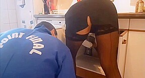 belle toulousaine se tape le plombier venu la dépanner