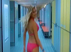 college girl mit extrem schleimiger fotze in der schwimmbad umkleide