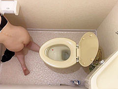 自慰中の彼女をトイレで犯す。sex In The Toilet With Her Masturbating