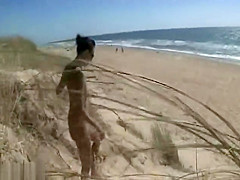 exhibe dans les dune devant avec Elisa
