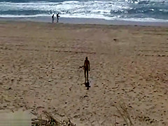 exhibe dans les dune devant avec Elisa