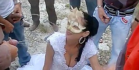 la mariée se fait asperger de sperme et de pisse en bukkake